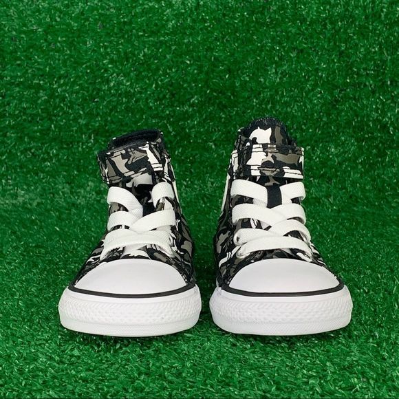 Converse Boys Chuck Taylor “Shark” Print Shoes Sz 5C - Picture 2 of 8